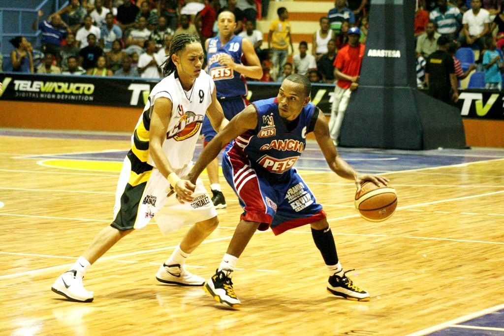Acciones del Torneo de Baloncesto Superior de Moca de 2012.