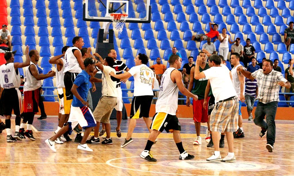Equipo de baloncesto de Moca celebra victoria en el torneo a Juan Pablo Duarte en el año Bicentenario
