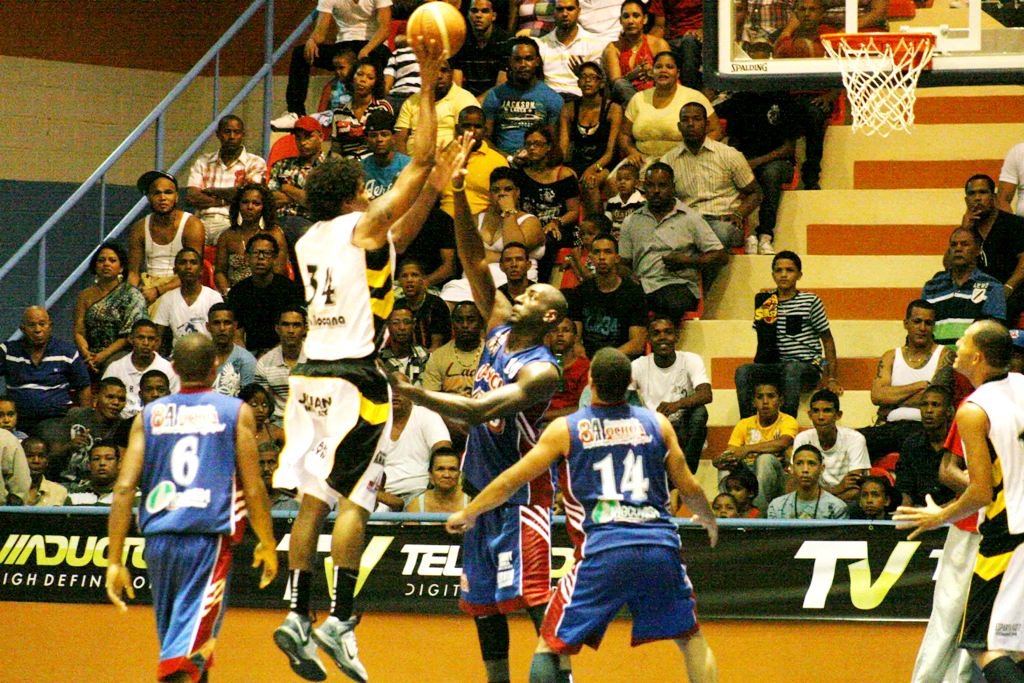 Henry Valdez del Don Bosco anota dos puntos frente a la defensa de Lavell Payne de La Cancha