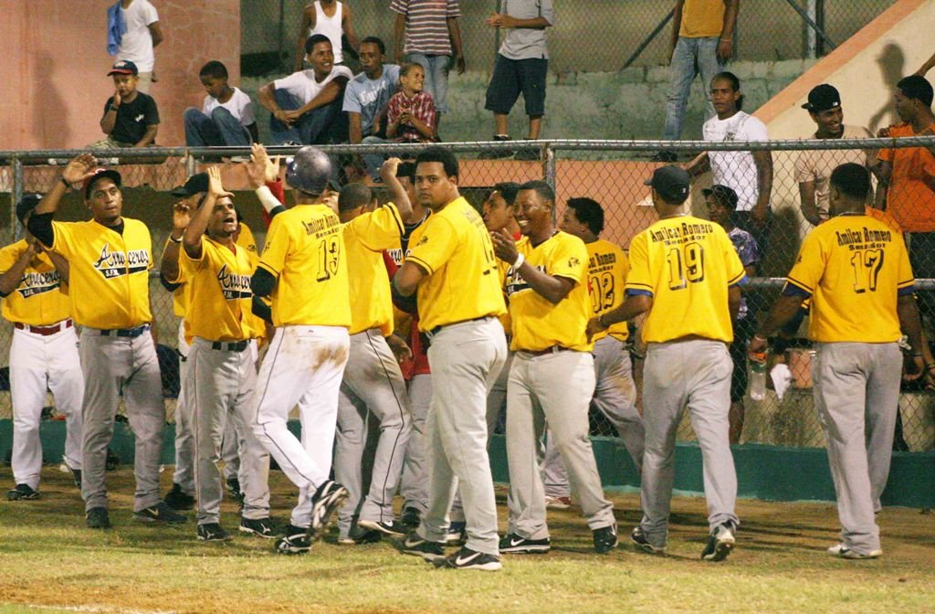 Celebración de los jugadores de los Arroceros de San Francisco de Macorís