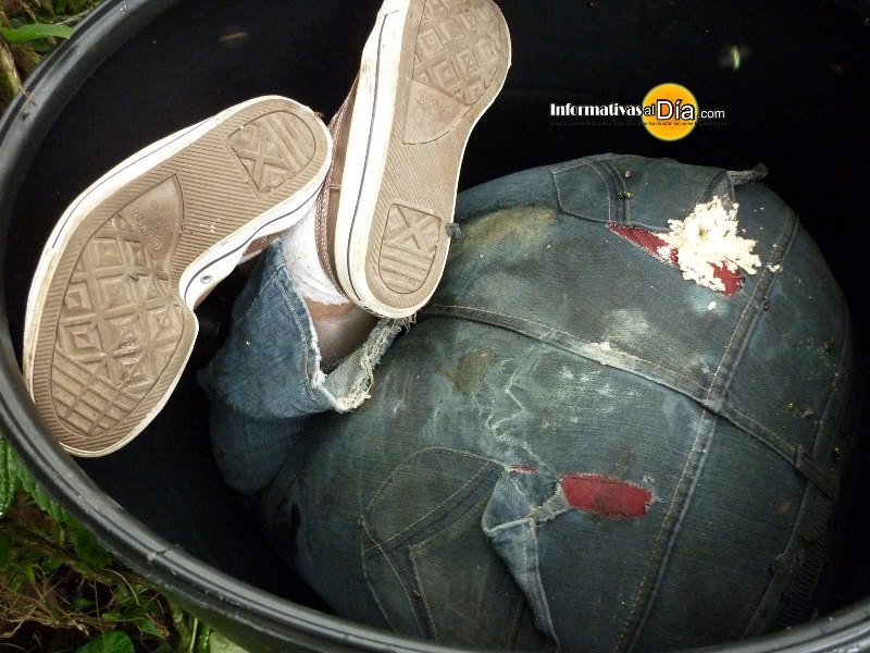 Hombre dentro de un estanque Muerto