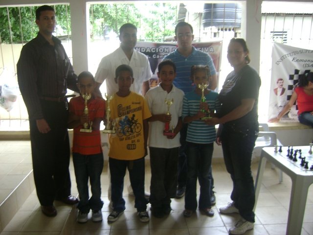 Los Niños Recibiendo su trofeos